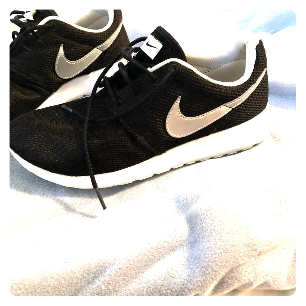 Boys Nike Air Roshe One size 7Y